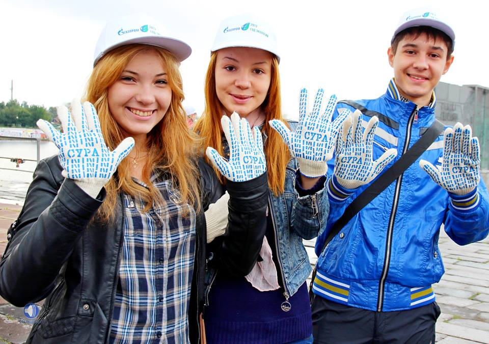 Следопыты РГО одевают перчатки с лого праздника