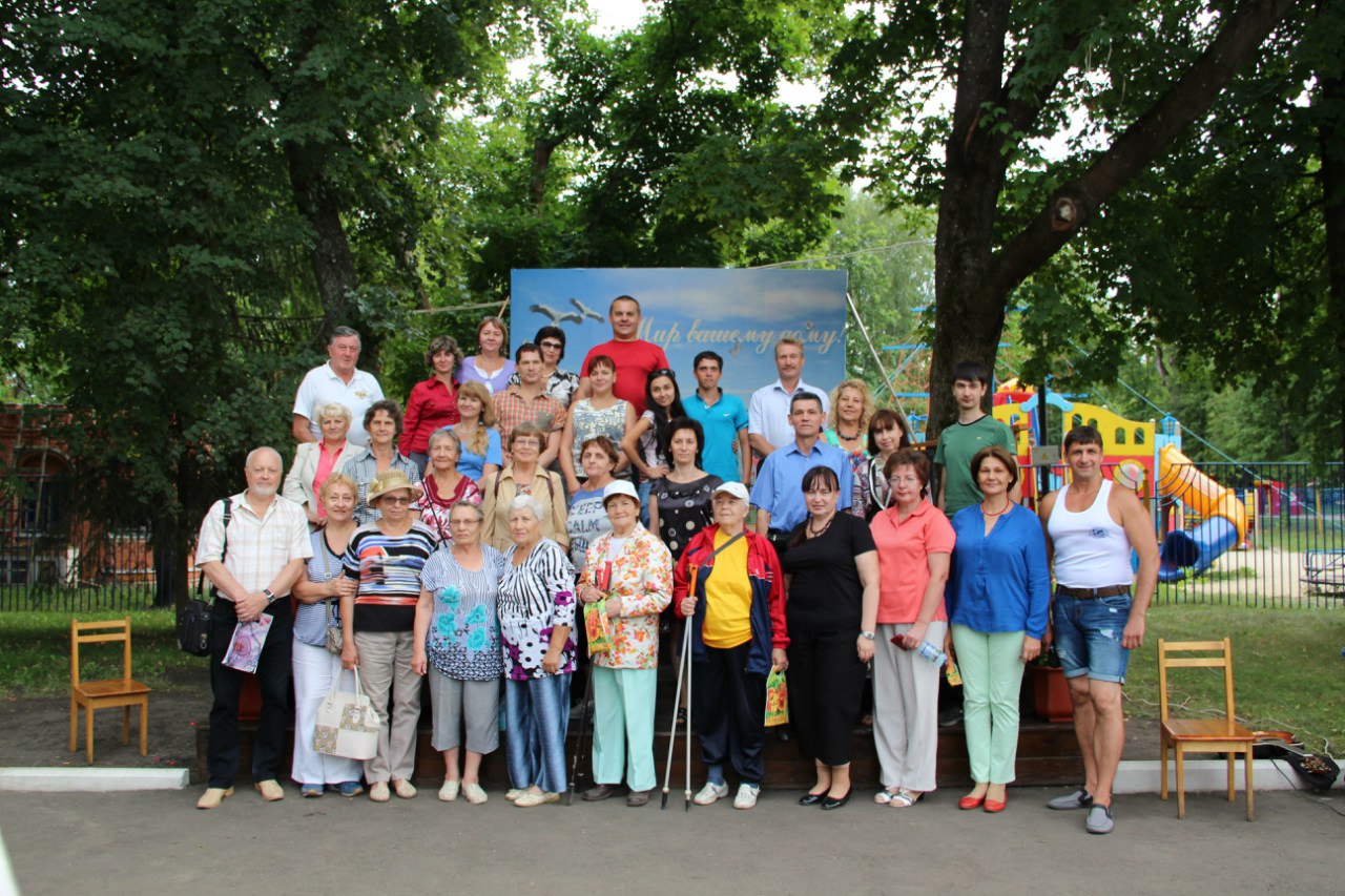 Участники семинаров за ЗОЖ в парке Белинского летом